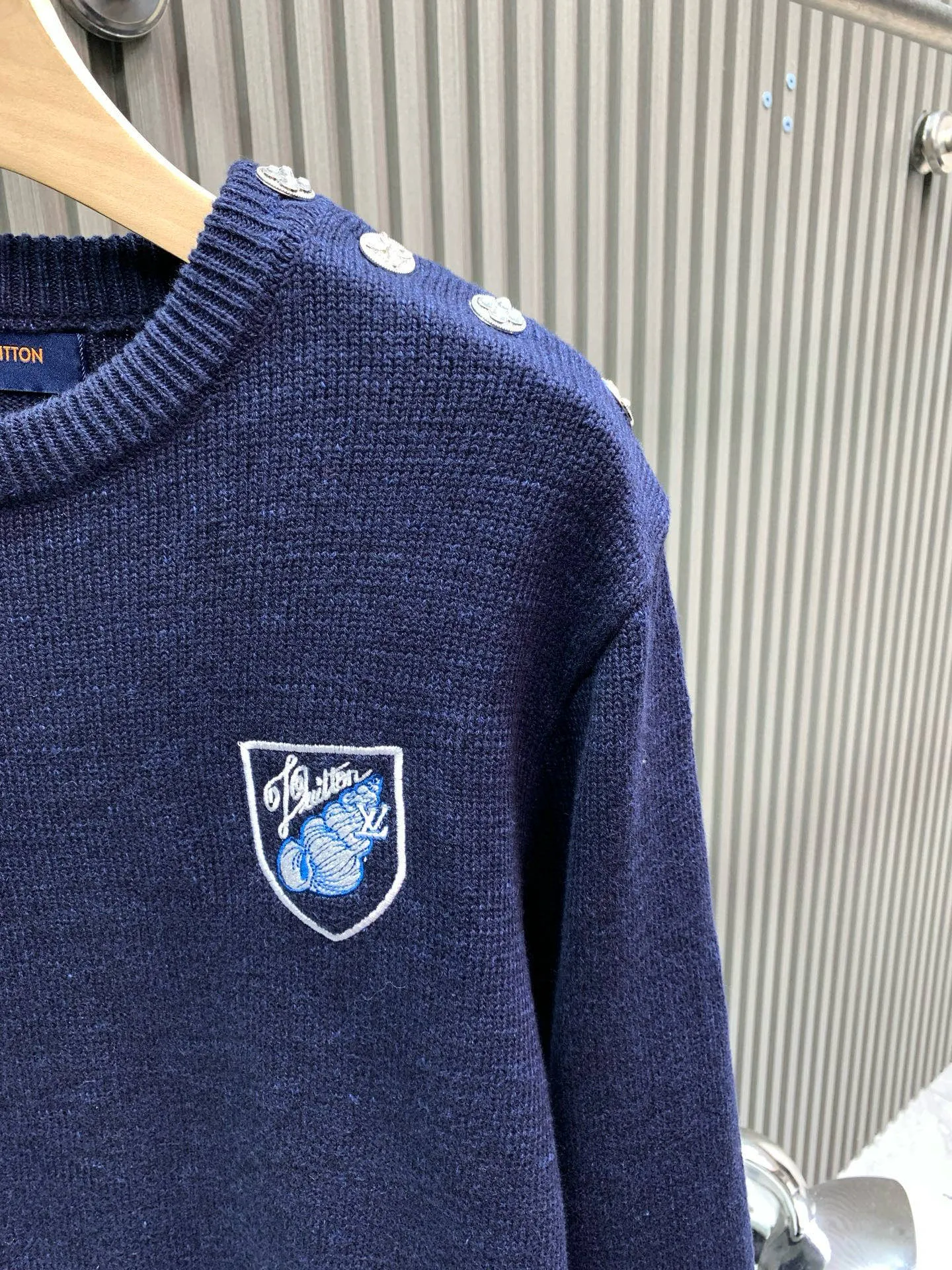 🅿️400 🀄️ Louis Vuitton Louis Vuitton 25SS Lou*s Vuitt*n new conch embroidered logo floral button round neck long-sleeved sweater 100% cotton navy blue color same style full size available for men and women in stock Process description: Use singed mercerized long-staple cotton Custom dyed yarn color similarity is as high as 95% for spinning Use 100% top-grade long-staple cotton Fully combed and tightly sewn with singeing and mercerization technology, more wrinkle-resistant and non-pilling, clear texture, non-sticky for long-term wear in summer, particularly good at absorbing sweat. The body is woven using a 7-needle computerized flat knitting machine. The embroidery is made with water-soluble cloth, with up to 3,000 lines of embroidery. Restores YB quality. Navy blue and dark colors are worn in advanced and slimming styles, showing a casual and lazy style. Customized surface accessories